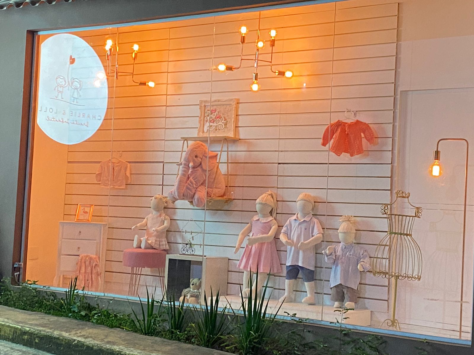 Interior aconchegante da loja do Brechó Charlie & Lolla Vila Leopoldina com roupas infantis